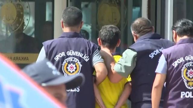 MKE Ankaragücü-Beşiktaş maçında futbolculara saldıran taraftar adliyeye sevk edildi