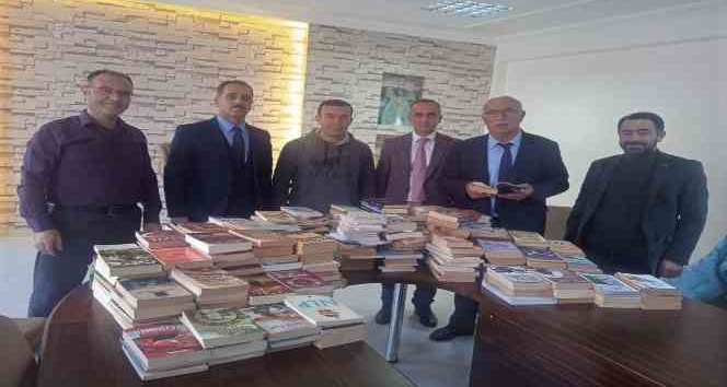Yozgat'ta özel güvenlik görevlisi bine yakın kitabını bağışladı