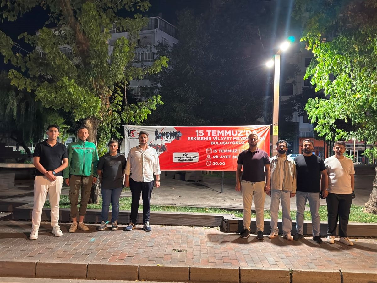 Eskişehir'de, 15 Temmuz etkinlik afişlerini indiren 2 güvenlik görevlisi gözaltına alındı.