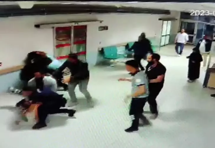 Hasta yakını polis memuru, güvenlik görevlileri ve polise saldırdı