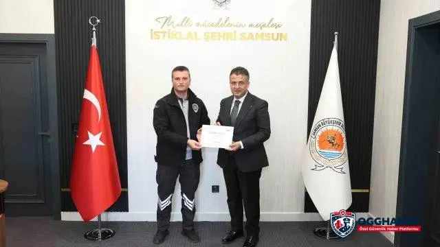Hemzemin geçitte saniyelerle yarıştı, çocuğu güvenli alana taşıdı