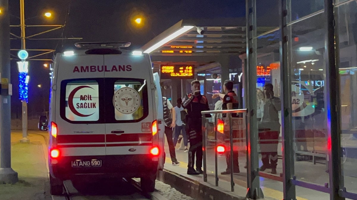 Yaralanınca tramvay durağına sığındı, saldırganları güvenlik görevlisi engelledi